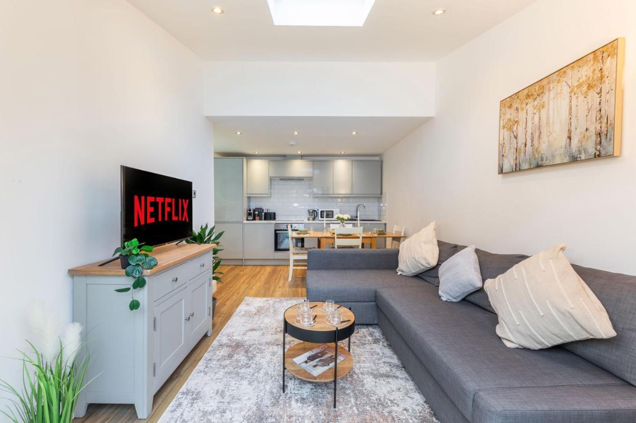 Three-bedroom Bliss In Town Апартаменты