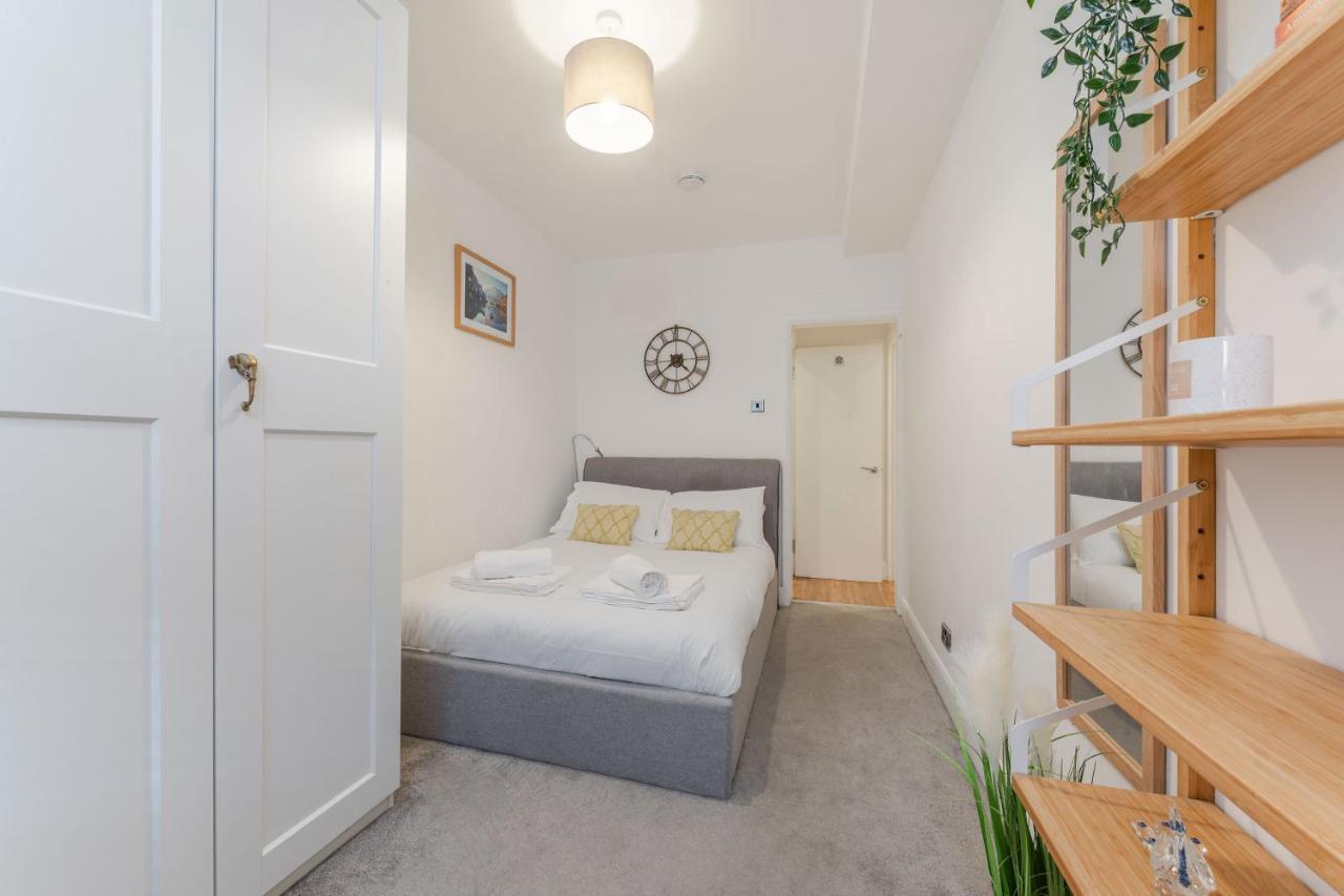 Three-bedroom Bliss In Town Лондон